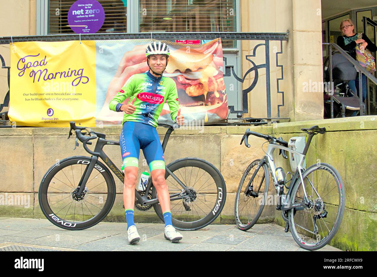 Glasgow, Écosse, Royaume-Uni 31 juillet 2023. Peinture murale de rue du parking brutaliste UCI par des artistes locaux à Yardworks swg3 pour célébrer les championnats commandés pour fournir un héritage par le conseil. Dernière minute dans les rues de la ville que les travailleurs procèdent à la circulation et les barrières. Crédit Gerard Ferry/Alamy Live News Banque D'Images