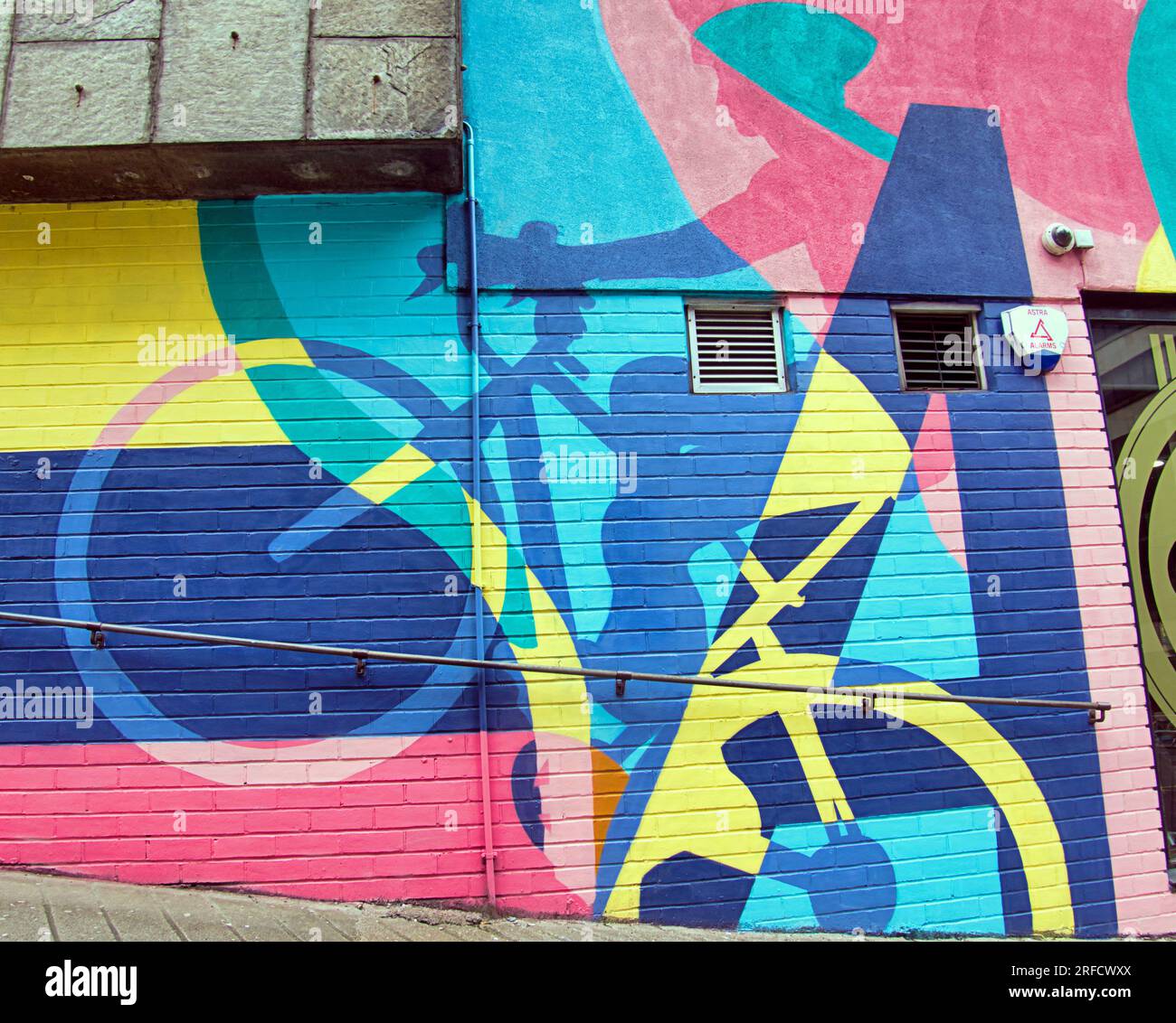 Glasgow, Écosse, Royaume-Uni 31 juillet 2023. Peinture murale de rue du parking brutaliste UCI par des artistes locaux swg3 à yardworks swg3 pour célébrer les championnats commandés pour fournir un héritage par le conseil. Dernière minute dans les rues de la ville que les travailleurs procèdent à la circulation et les barrières. Crédit Gerard Ferry/Alamy Live News Banque D'Images