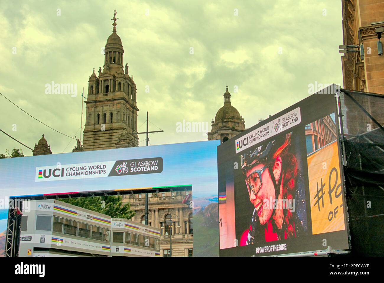 Glasgow, Écosse, Royaume-Uni 31 juillet 2023. Peinture murale de rue du parking brutaliste UCI par des artistes locaux à Yardworks swg3 pour célébrer les championnats commandés pour fournir un héritage par le conseil. Dernière minute dans les rues de la ville que les travailleurs procèdent à la circulation et les barrières. Crédit Gerard Ferry/Alamy Live News Banque D'Images