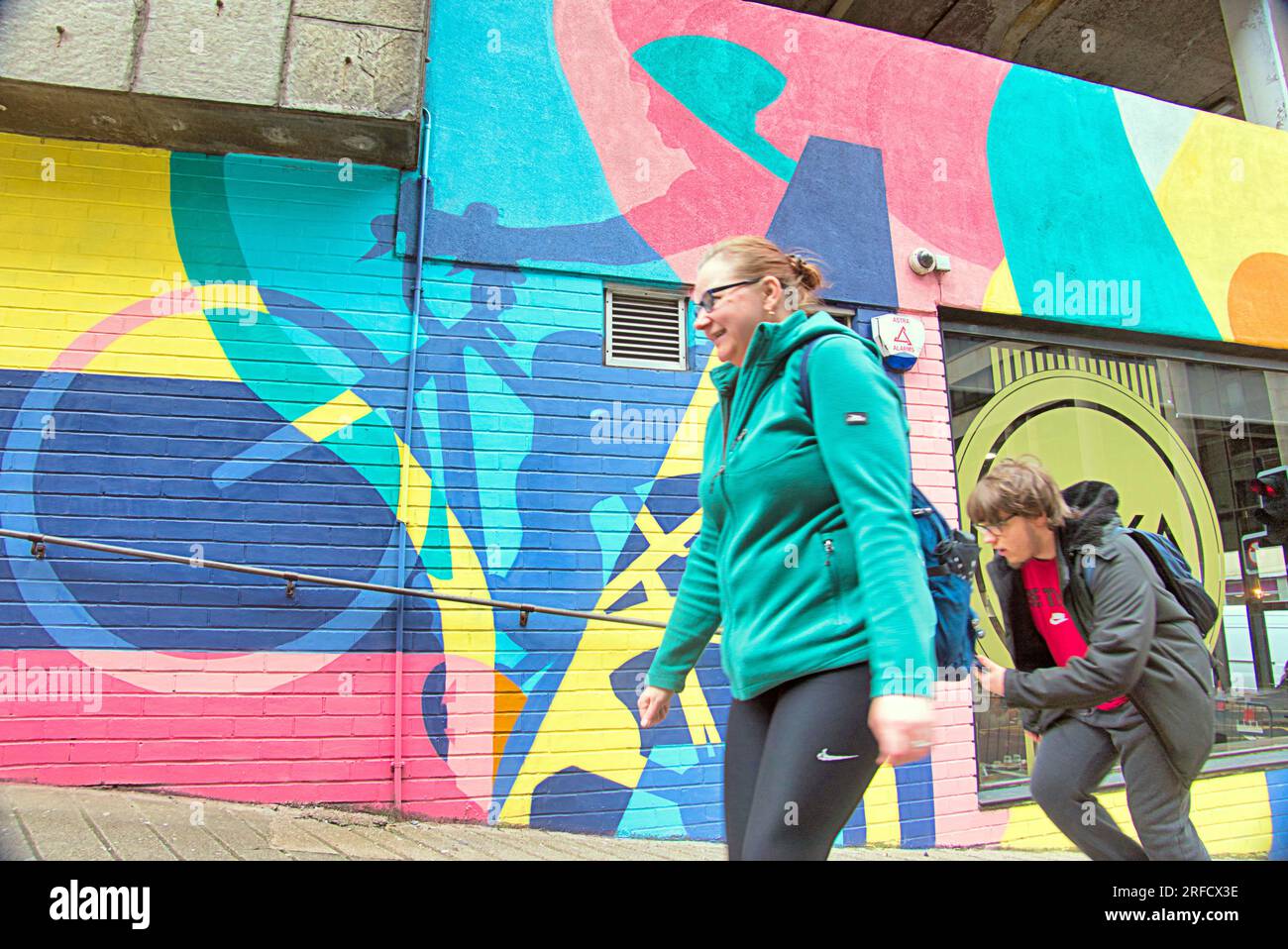 Glasgow, Écosse, Royaume-Uni 31 juillet 2023. Peinture murale de rue du parking brutaliste UCI par des artistes locaux swg3 à yardworks swg3 pour célébrer les championnats commandés pour fournir un héritage par le conseil. Dernière minute dans les rues de la ville que les travailleurs procèdent à la circulation et les barrières. Crédit Gerard Ferry/Alamy Live News Banque D'Images