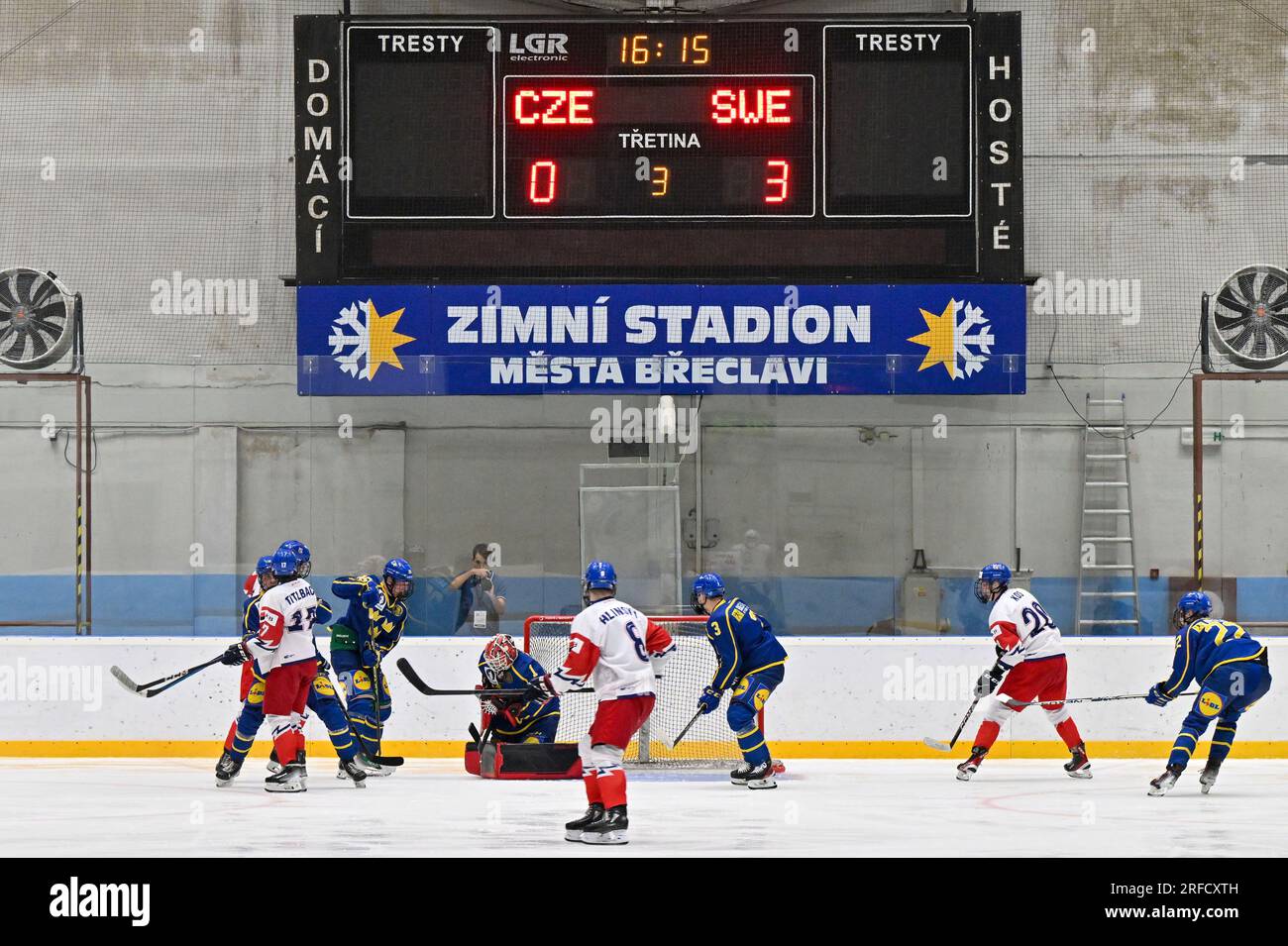 Breclav, République tchèque. 02 août 2023. Tableau de bord électronique lors de la coupe Hlinka Gretzky, tournoi annuel de hockey des moins de 18 ans, groupe A : République tchèque vs Suède, le 2 août 2023, à Breclav, République tchèque. Crédit : Vaclav Salek/CTK photo/Alamy Live News Banque D'Images