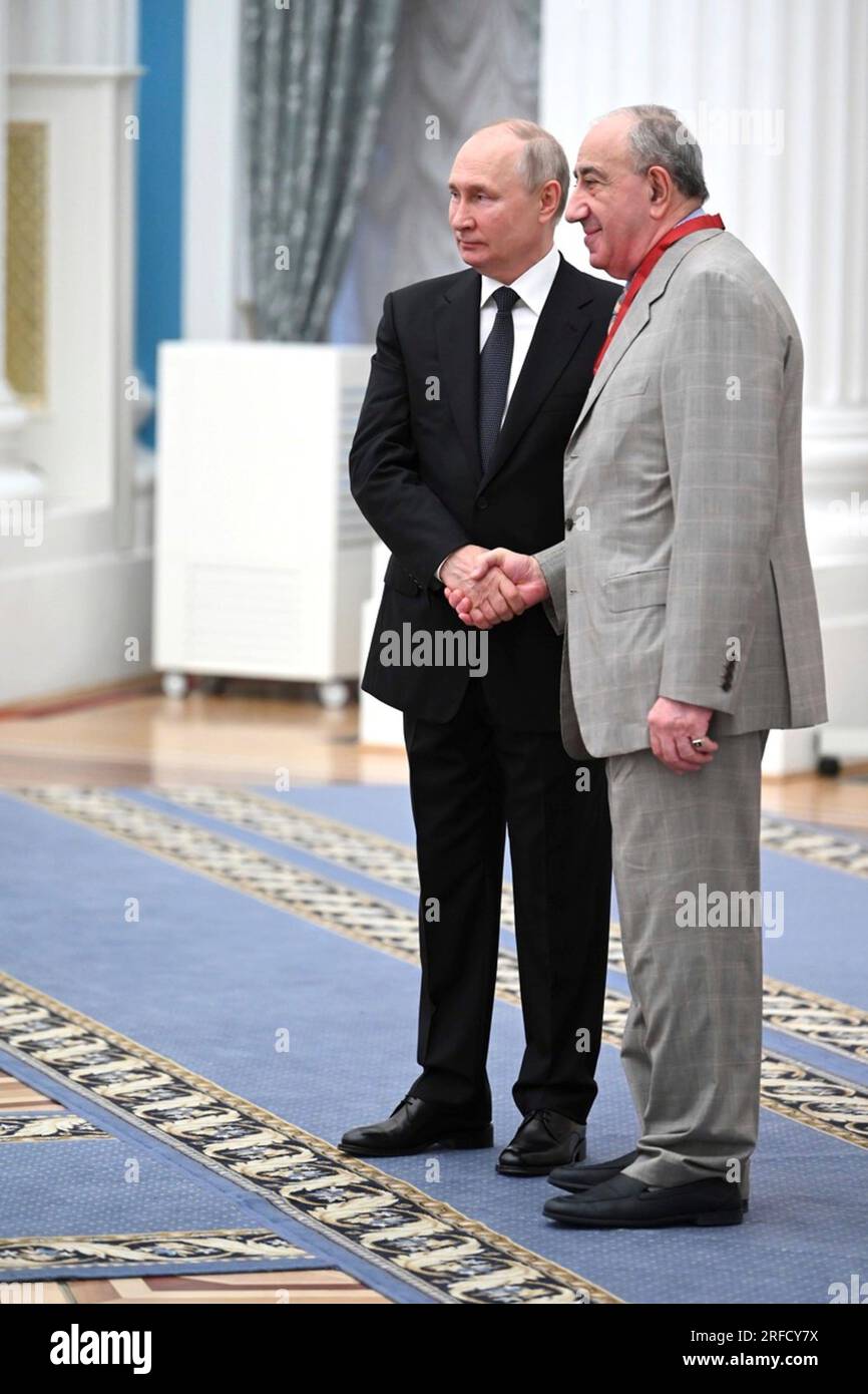 Moscou, Russie. 02 août 2023. Le président russe Vladimir Poutine, à gauche, décerne à l'Institut de formation professionnelle de la première Université médicale d'État de Moscou David Ioseliany, l'ordre «pour le mérite à la patrie» du 3e degré, Lors d'une cérémonie de remise de prix d'État au personnel militaire qui a servi dans l'invasion de l'Ukraine et à des citoyens russes éminents pour leurs réalisations dans une variété de domaines à St. Salle Catherine du Palais du Kremlin, 2 août 2023 à Moscou, Russie. Crédit : Alexander Kazakov/Kremlin Pool/Alamy Live News Banque D'Images