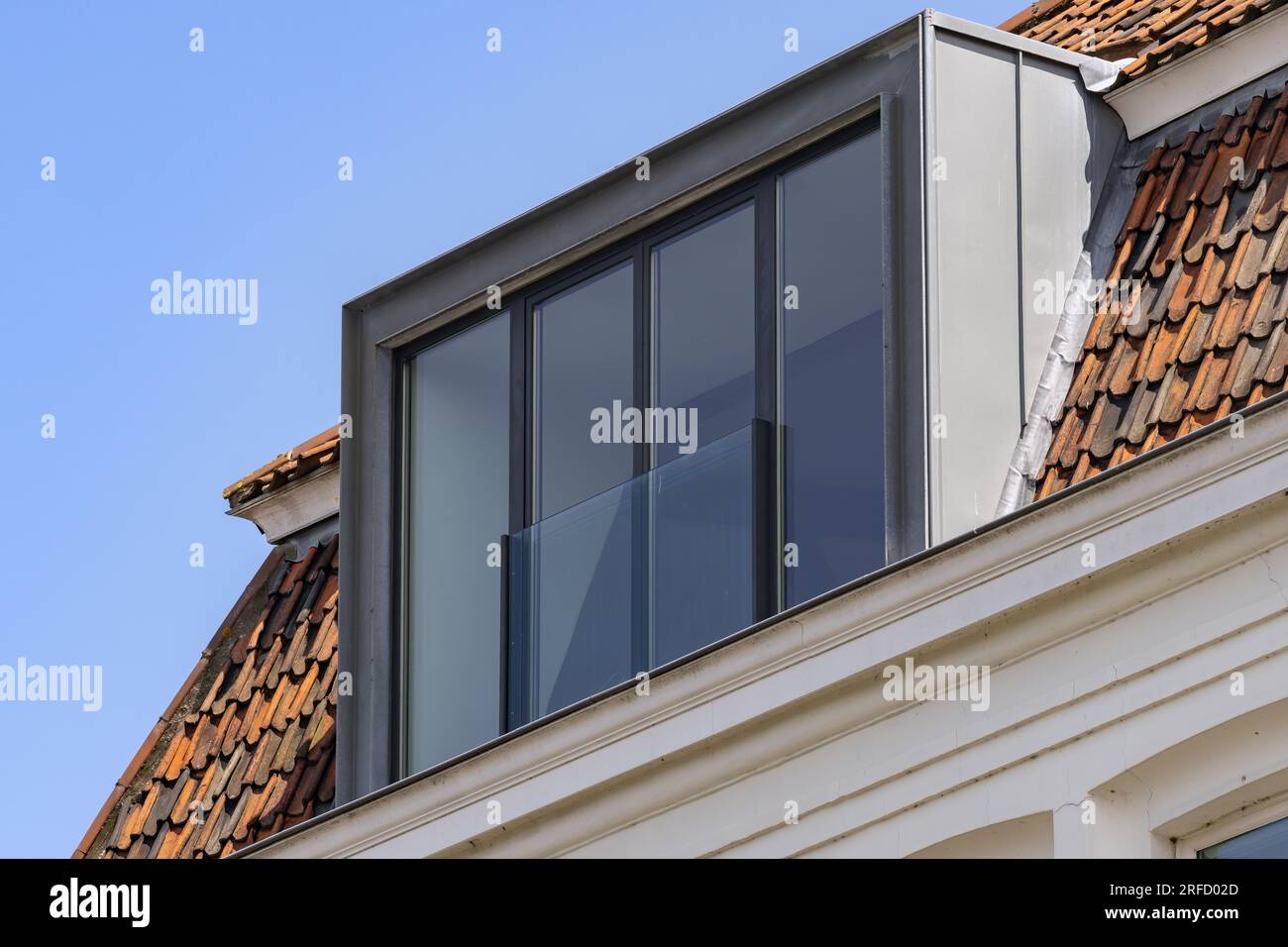 lucarne métallique droite sur le toit d'un bâtiment historique Banque D'Images
