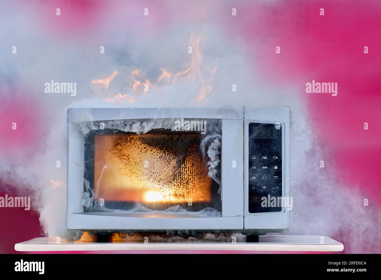 La Cuisson Avec Une Casserole Électrique Provoque Un Court-circuit. La  Fiche D'alimentation Contient Des Flammes Et De La Fumée. Le Feu  S'enflamme. L'utilisation D'équipement Non Standard Est Dangereuse.  Surcharge Banque D'Images et