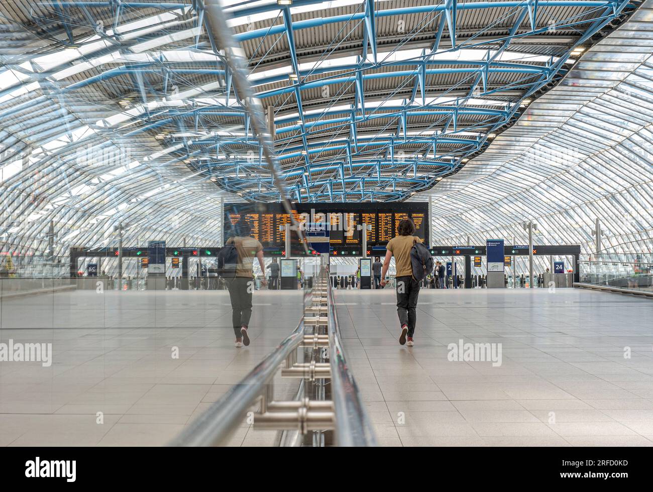 GARE DE WATERLOO seul voyageur solitaire dans une nouvelle architecture tranquille autour des quais 20-24 dans l'ancien terminal Eurostar. Gare Waterloo Londres Banque D'Images