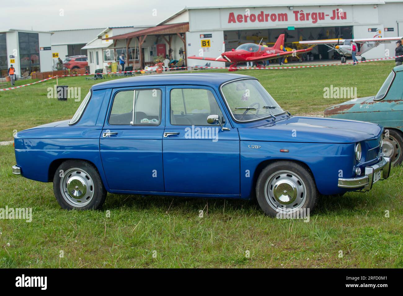 Targu-Jiu, Gorj, Roumanie - 29 avril 2023 : voiture d'époque Dacia 1100, à l'exposition au salon aérien de Targu-Jiu, Roumanie Banque D'Images