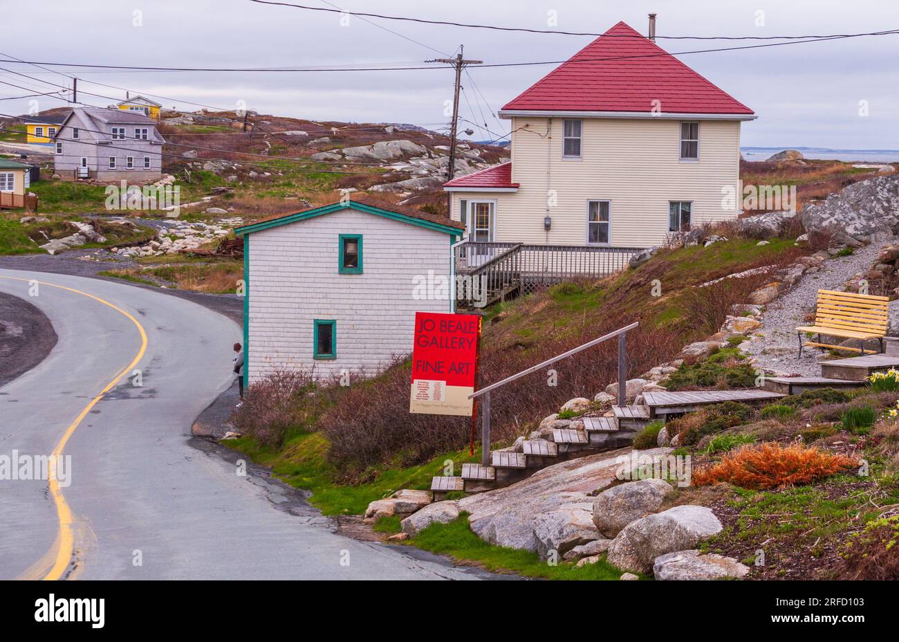 Peggy's Cove village de pêcheurs (et un attrait touristique) sur une journée froide et pluvieuse en mai, à la Nouvelle-Écosse, au Canada. Banque D'Images