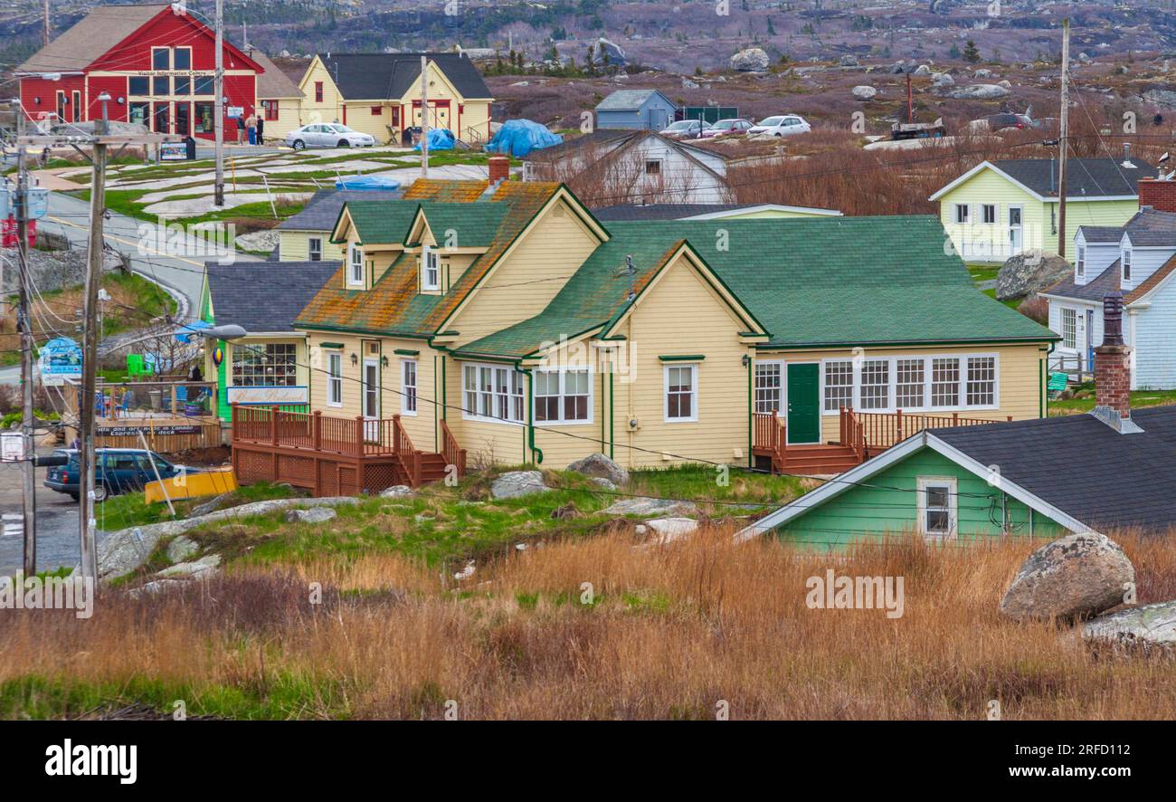 Peggy's Cove village de pêcheurs (et un attrait touristique) sur une journée froide et pluvieuse en mai, à la Nouvelle-Écosse, au Canada. Banque D'Images
