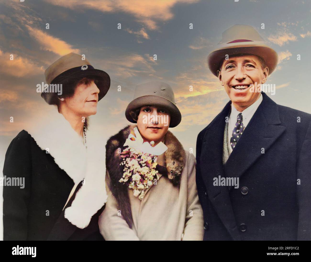 Il s'agit d'une image colorisée de Pierre Camille Cartier (1878-1964), le célèbre joaillier français, de sa femme Elma et de sa fille Marion. En 1909, il ouvre son New York Store sur la Cinquième Avenue. Parmi ses clients célèbres figuraient Rockefellers, Ford et Astors et Mme John F. Kennedy, la duchesse de Windsor et la princesse Grace de Monaco; Banque D'Images