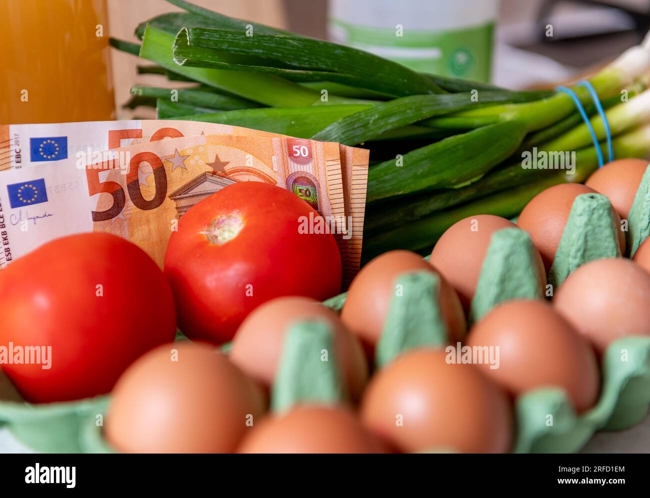 Coût de la vie, concept d'inflation alimentaire avec billets de banque en euros et articles d'épicerie. Banque D'Images