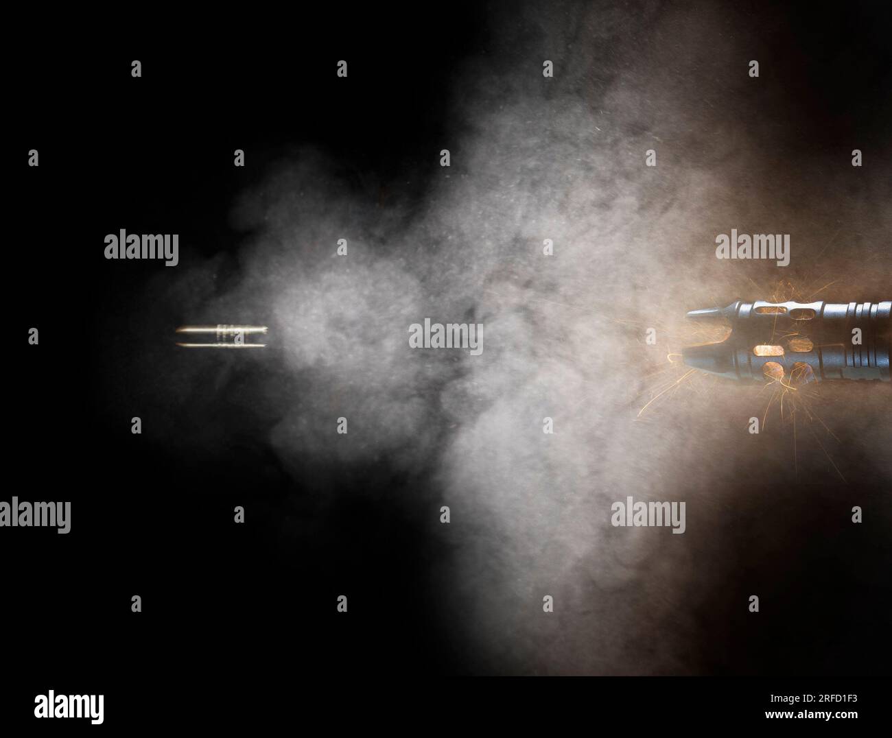 Balle de couleur cuivre laissant le canon d'un fusil d'assaut avec de la fumée et des étincelles Banque D'Images