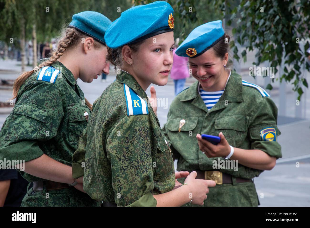 Moscou, Russie. 2 août 2023. Des filles en uniforme de cadets aéroportés sont vues dans le parc Zaryadye lors des célébrations du jour des parachutistes russes à Moscou, en Russie. Crédit : Nikolay Vinokurov/Alamy Live News Banque D'Images