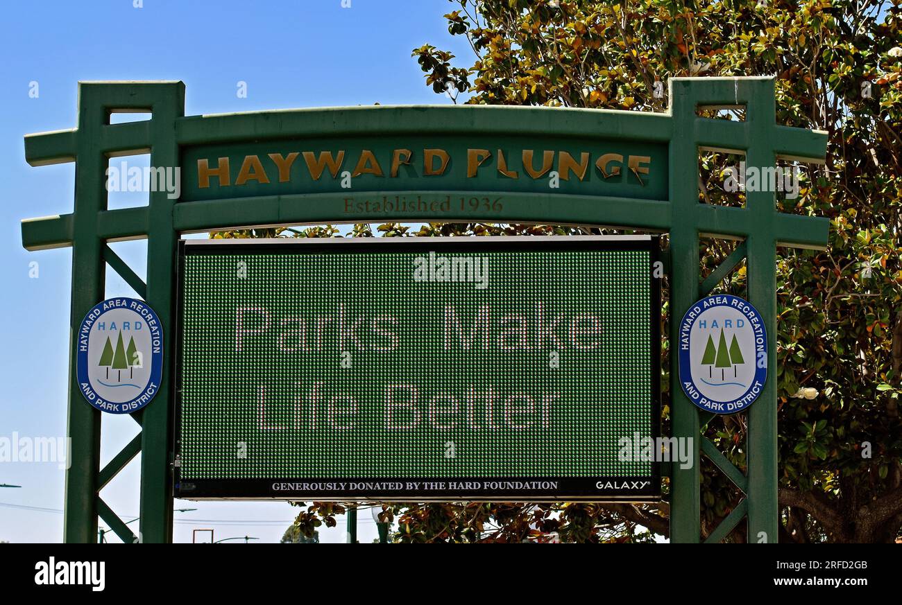 Panneau électronique Parks Make Life Better à la piscine intérieure Hayward Plunge sur Mission Boulevard à Hayward, en Californie Banque D'Images