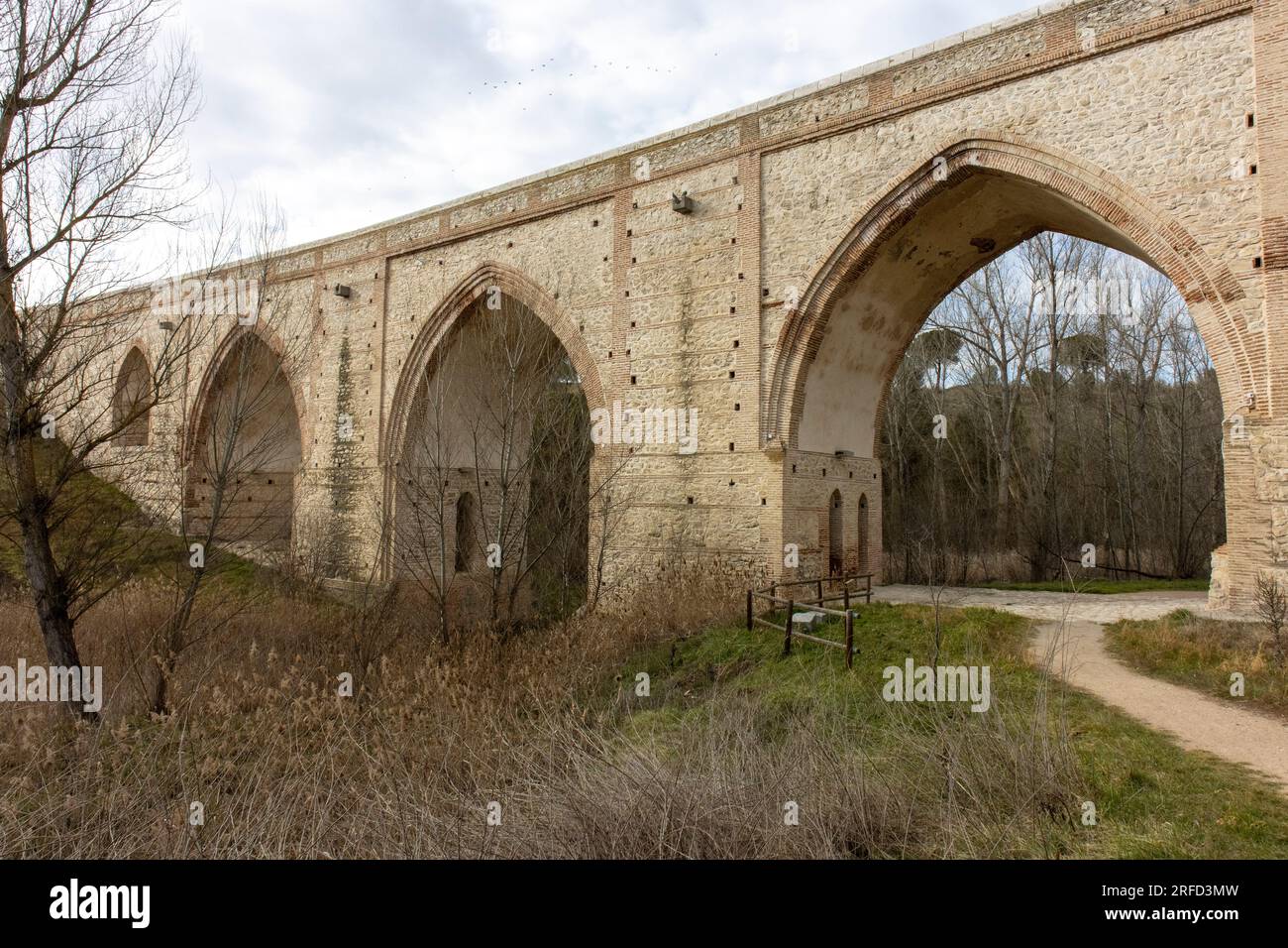 spectaculaire pont du 14e siècle vu d'en bas Banque D'Images