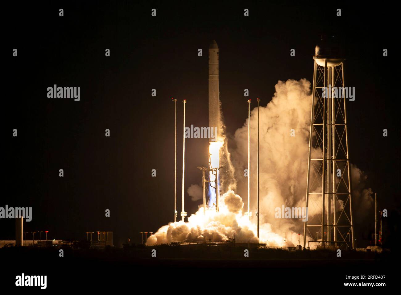 Wallops Island (États-Unis d ' Amérique). 01 août 2023. La fusée Northrop Grumman Antares transportant le vaisseau cargo sans pilote Cygnus explose du Launch Pad-0a au port spatial régional Mid-Atlantic de la NASA Wallops Flight Facility, le 1 août 2023 à Wallops Island, Virginie, États-Unis. Le vaisseau spatial transporte 8 200 livres de fournitures pour la Station spatiale internationale. Crédit : Terry Zaperach/NASA/Alamy Live News Banque D'Images