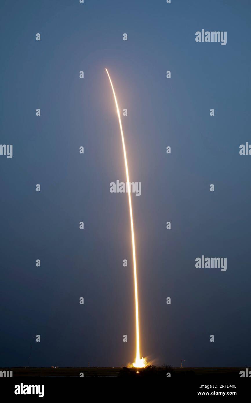 Wallops Island (États-Unis d ' Amérique). 01 août 2023. La fusée Northrop Grumman Antares transportant le vaisseau cargo sans pilote Cygnus traîne dans le ciel nocturne alors qu'elle décolle du Launch Pad-0a au port spatial régional Mid-Atlantic de la NASA Wallops Flight Facility, le 1 août 2023 à Wallops Island, Virginie, États-Unis. Le vaisseau spatial transporte 8 200 livres de fournitures pour la Station spatiale internationale. Crédit : Terry Zaperach/NASA/Alamy Live News Banque D'Images