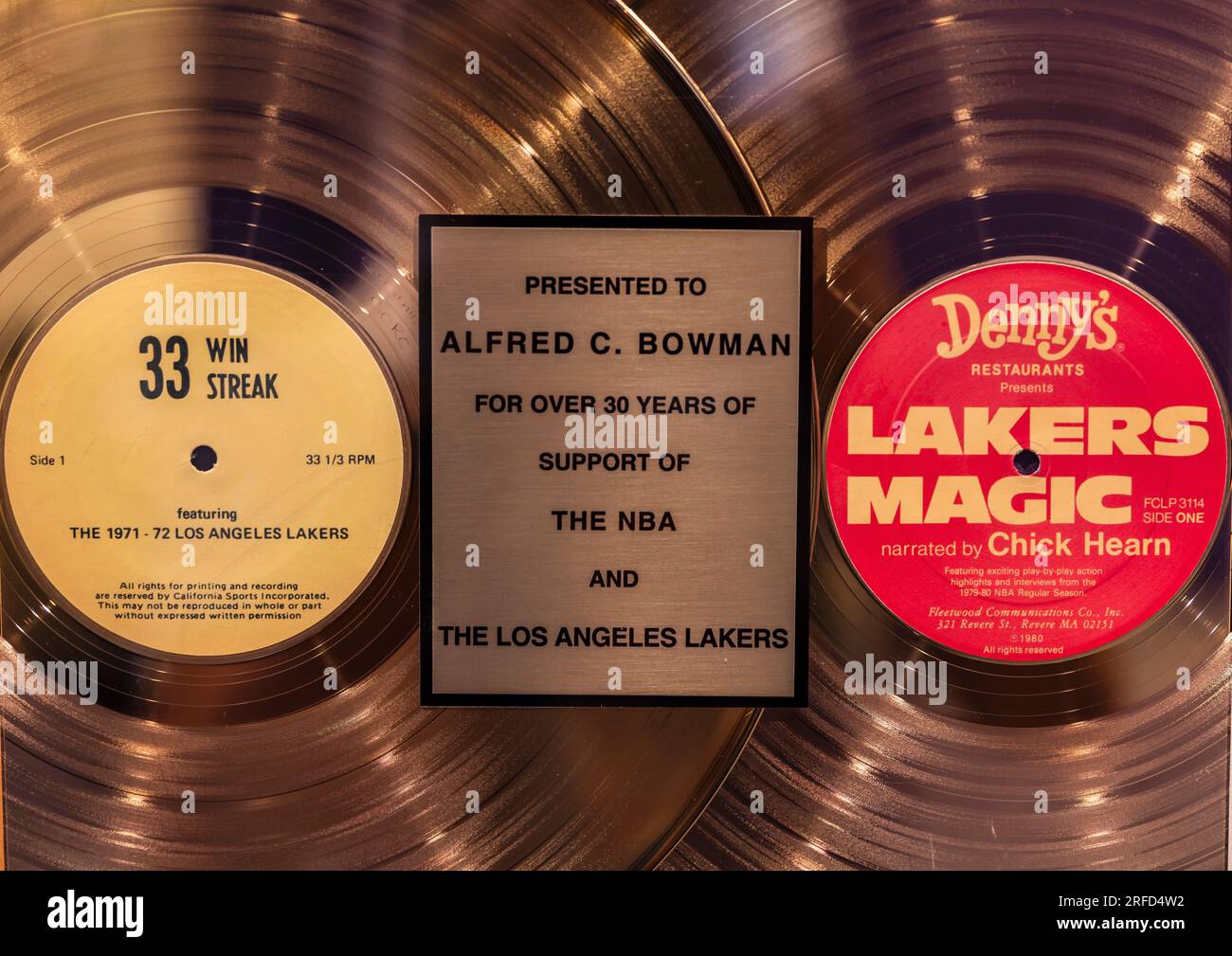 Beverly Hills, États-Unis. 02 août 2023. Le maillot porté par Wilt Chamberlain 1972 LA Lakers est mis aux enchères chez Sotheby's. Le maillot a été porté par Chamberlain qui a aidé les Lakers à remporter leur premier championnat NBA. D'autres souvenirs de LA Lakers de l'ère 1972 seront ajoutés à la vente qui devrait atteindre plus de 4 millions de dollars. 8/2/2023 Beverly Hills, CA., États-Unis. (Photo de Ted Soqui/SIPA USA) crédit : SIPA US/Alamy Live News Banque D'Images