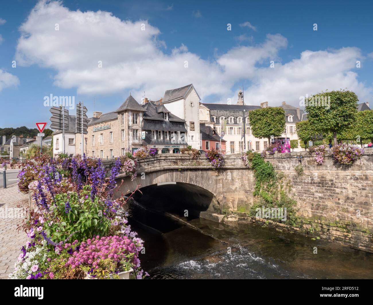 Quimperlé Bretagne Finistère France sur la rivière Laita avec pont et fleurs en premier plan ciel soleil Bretagne ensoleillé nord ouest de la France Banque D'Images