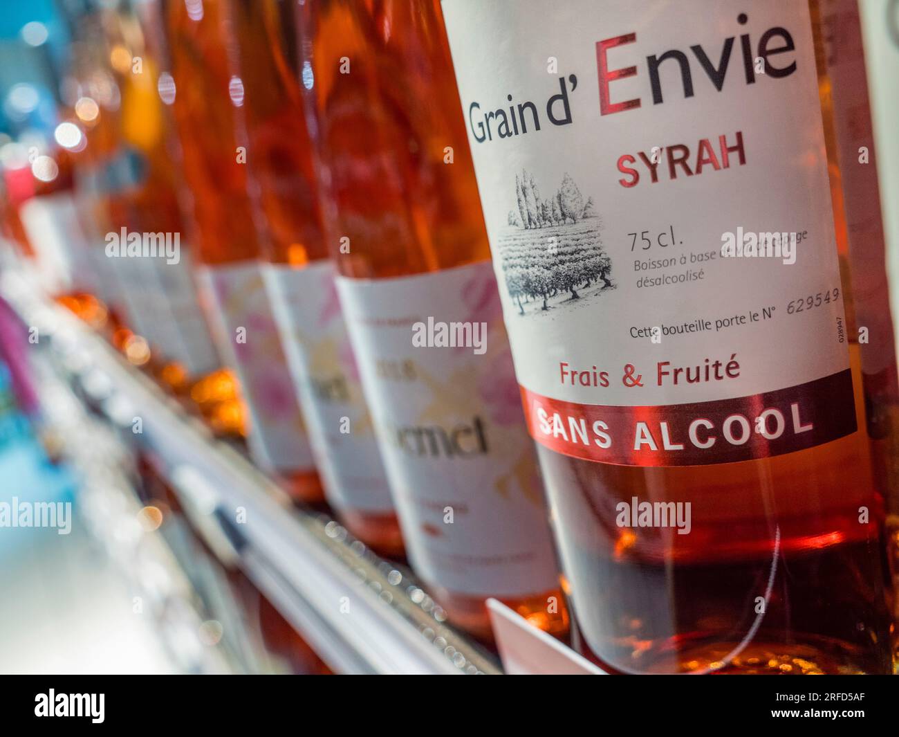 Vin sans alcool Syrah grain d'envie 75cl vin 'SANS ALCOOL' bouteille et étiquette sur étagère dans le magasin de vin français Banque D'Images