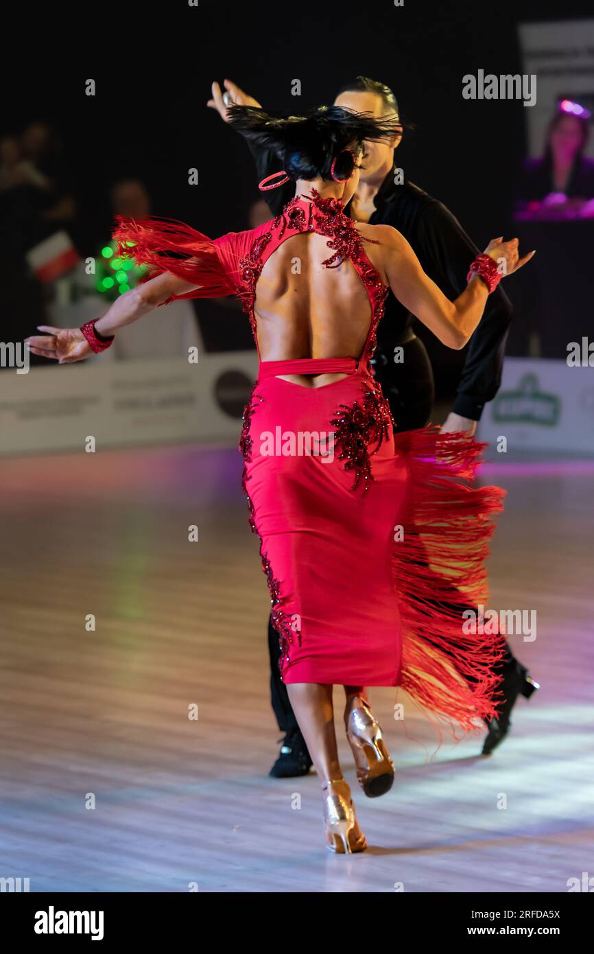 Un couple danse une danse latine. les jambes d'un couple dansant Banque D'Images