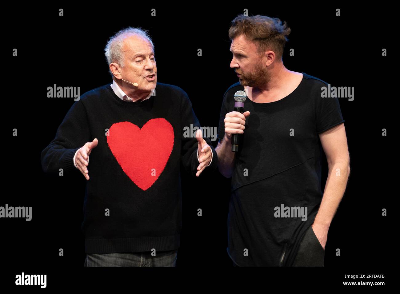 Édimbourg, Écosse, Royaume-Uni. 2 août 2023. Le lancement du gala de l'Assemblée présente les meilleures productions à jouer sur les sites de l'Assemblée pendant l'Edinburgh Fringe 2023. Pic ; Gyles Brandreth et Jason Byrne. Iain Masterton/Alamy Live News Banque D'Images