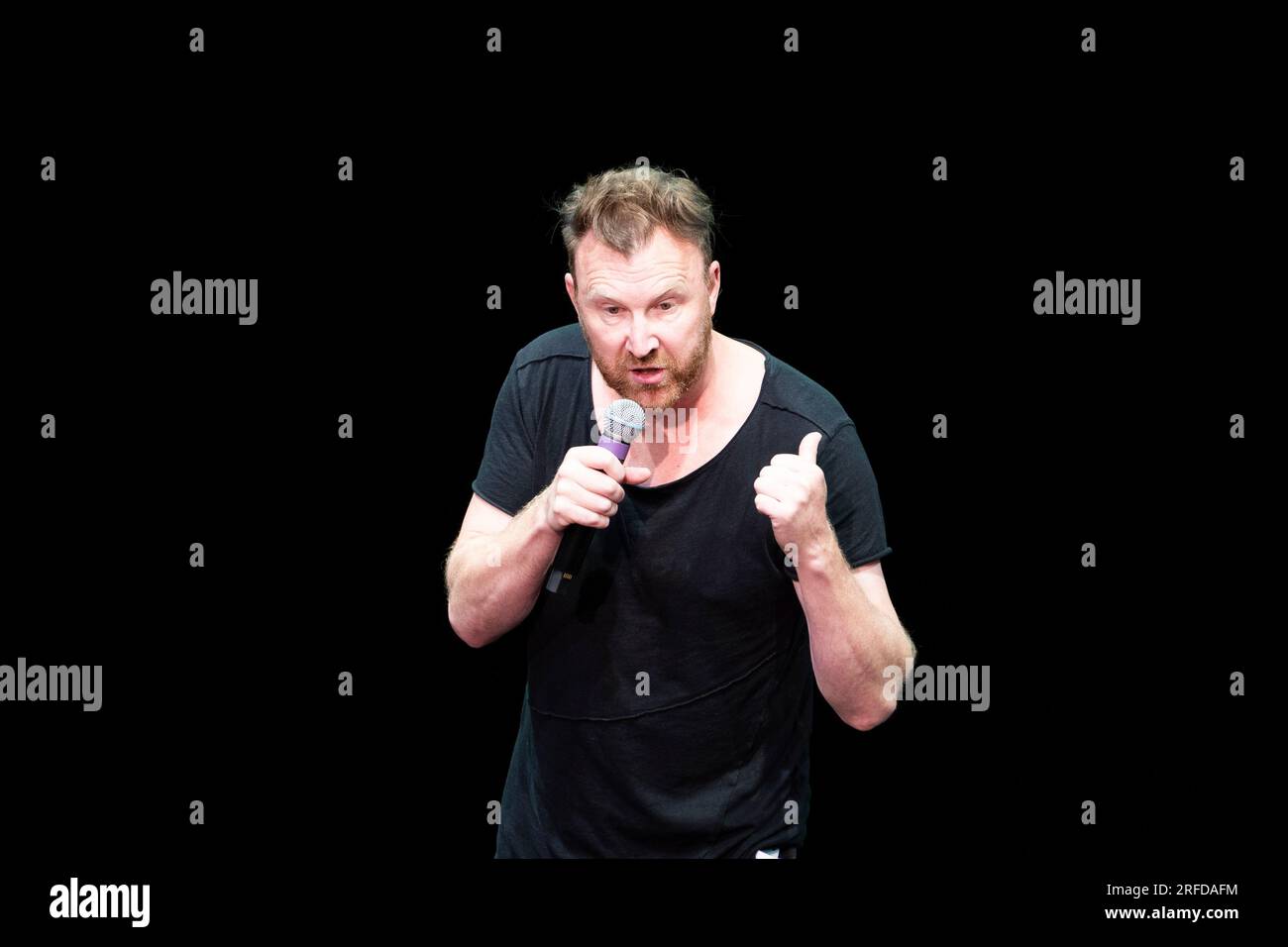 Édimbourg, Écosse, Royaume-Uni. 2 août 2023. Le lancement du gala de l'Assemblée présente les meilleures productions à jouer sur les sites de l'Assemblée pendant l'Edinburgh Fringe 2023. Photo ; animateur et comédien Jason Byrne Iain Masterton/Alamy Live News Banque D'Images