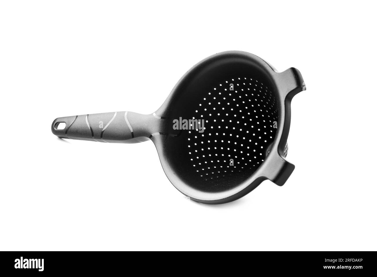 Tamis noir en plastique ECO isolé sur fond blanc, ustensiles de cuisine, outil de cuisine. Banque D'Images