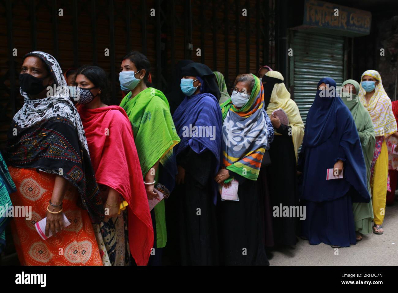 DHAKA, BANGLADESH - 7 SEPTEMBRE 2021 : des femmes en file d'attente recevront une injection du vaccin COVID19 lors d'une campagne de vaccination de masse dans un centre de vaccination de Dhaka, Bangladesh, le 7 septembre 2021. Banque D'Images