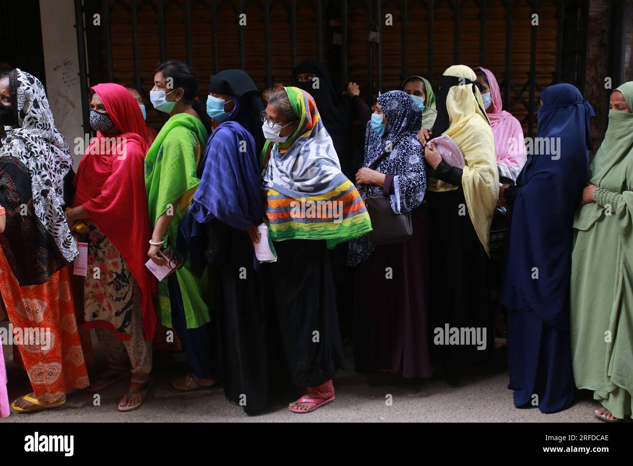 DHAKA, BANGLADESH - 7 SEPTEMBRE 2021 : des femmes en file d'attente recevront une injection du vaccin COVID19 lors d'une campagne de vaccination de masse dans un centre de vaccination de Dhaka, Bangladesh, le 7 septembre 2021. Banque D'Images