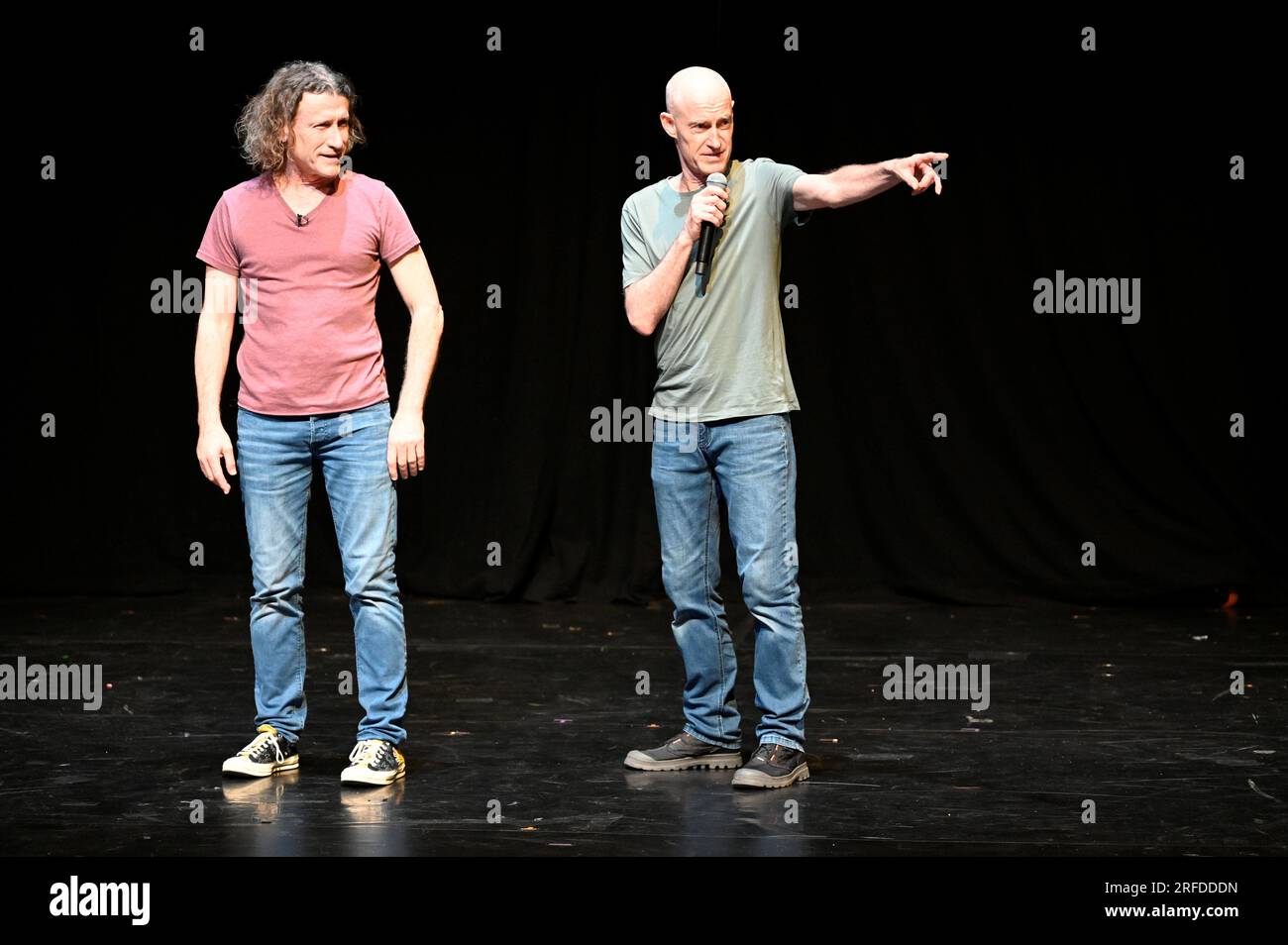 Édimbourg, Écosse, Royaume-Uni. 2 août 2023. Edinburgh Fringe : le lancement du Gala de l'Assemblée célèbre l'ouverture du programme 2023 de plus de 180 spectacles. Il met en évidence certaines des plus grandes et meilleures productions. Les Frères ombilicaux sur scène. Crédit : Craig Brown/Alamy Live News Banque D'Images