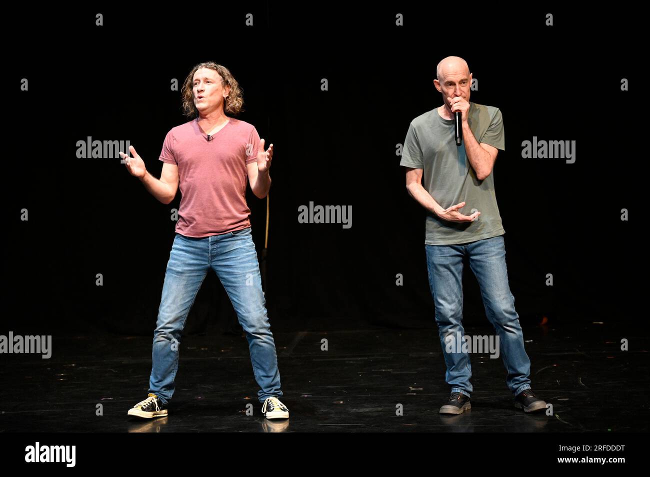 Édimbourg, Écosse, Royaume-Uni. 2 août 2023. Edinburgh Fringe : le lancement du Gala de l'Assemblée célèbre l'ouverture du programme 2023 de plus de 180 spectacles. Il met en évidence certaines des plus grandes et meilleures productions. Les Frères ombilicaux sur scène. Crédit : Craig Brown/Alamy Live News Banque D'Images