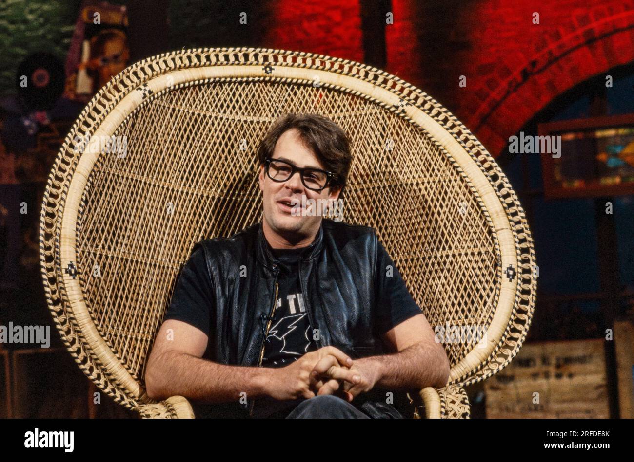 Commedian/acteur Dan Aykroyd sur MusicTelevision - MTV - se déroulant en 1982. Photographie de Bernard Gotfryd. Daniel Edward Aykroyd est un acteur, comédien, scénariste, producteur et musicien canadien. Aykroyd était un écrivain et un membre original de la distribution "Not Ready for Prime Time Players" dans la série de sketchs Saturday Night Live de NBC depuis sa création en 1975 jusqu'à son départ en 1979. Au cours de son mandat sur SNL, il est apparu dans une série récurrente de sketches, mettant en vedette en particulier les Coneheads et les Blues Brothers. Banque D'Images