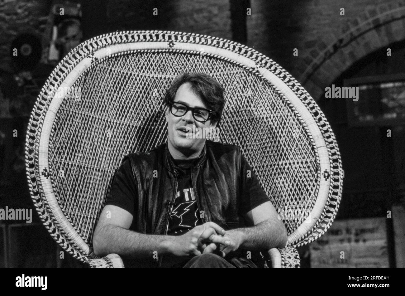 Commedian/acteur Dan Aykroyd sur MusicTelevision - MTV - se déroulant en 1982. Photographie de Bernard Gotfryd. Daniel Edward Aykroyd est un acteur, comédien, scénariste, producteur et musicien canadien. Aykroyd était un écrivain et un membre original de la distribution "Not Ready for Prime Time Players" dans la série de sketchs Saturday Night Live de NBC depuis sa création en 1975 jusqu'à son départ en 1979. Au cours de son mandat sur SNL, il est apparu dans une série récurrente de sketches, mettant en vedette en particulier les Coneheads et les Blues Brothers. Banque D'Images