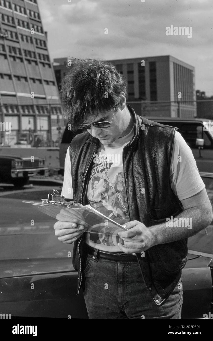 Commedian/acteur Dan Aykroyd sur le plateau en 1982. Photographie de Bernard Gotfryd. Daniel Edward Aykroyd est un acteur, comédien, scénariste, producteur et musicien canadien. Aykroyd était un écrivain et un membre original de la distribution "Not Ready for Prime Time Players" dans la série de sketchs Saturday Night Live de NBC depuis sa création en 1975 jusqu'à son départ en 1979. Au cours de son mandat sur SNL, il est apparu dans une série récurrente de sketches, mettant en vedette en particulier les Coneheads et les Blues Brothers. Banque D'Images