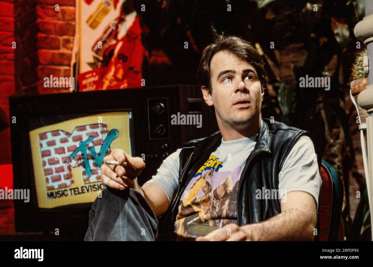 Commedian/acteur Dan Aykroyd sur MusicTelevision - MTV - se déroulant en 1982. Photographie de Bernard Gotfryd. Daniel Edward Aykroyd est un acteur, comédien, scénariste, producteur et musicien canadien. Aykroyd était un écrivain et un membre original de la distribution "Not Ready for Prime Time Players" dans la série de sketchs Saturday Night Live de NBC depuis sa création en 1975 jusqu'à son départ en 1979. Au cours de son mandat sur SNL, il est apparu dans une série récurrente de sketches, mettant en vedette en particulier les Coneheads et les Blues Brothers. Banque D'Images