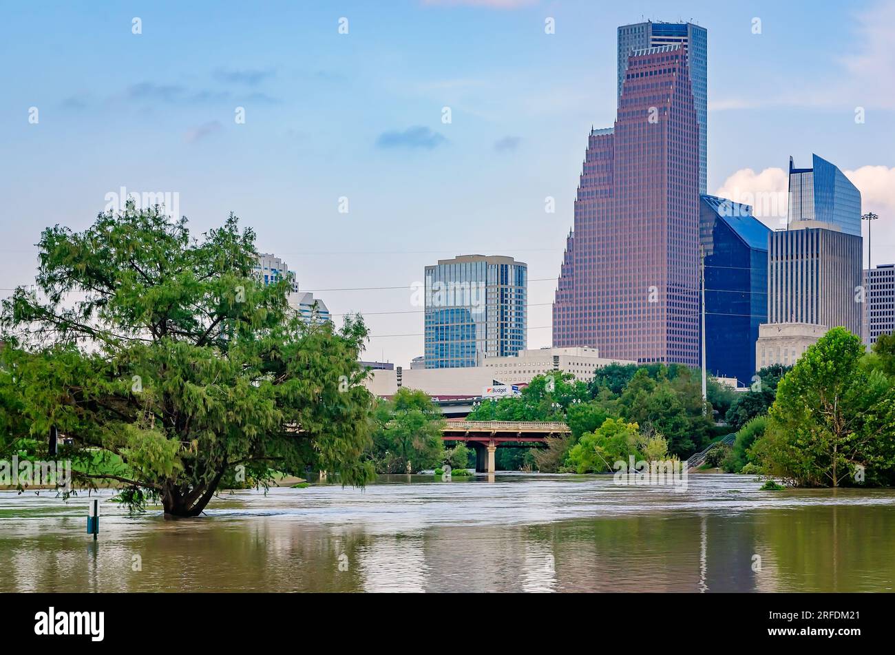 L'horizon de Houston est photographié depuis le parc inondé Buffalo Bayou après l'ouragan Harvey, le 4 septembre 2017, à Houston, au Texas. Banque D'Images