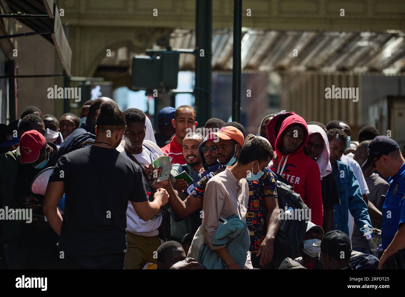 New York, New York, États-Unis. 2 août 2023. Les migrants récemment arrivés à l'extérieur de l'hôtel Roosevelt montrent des passeports aux employés de New York. (Image de crédit : © Edna Leshowitz/ZUMA Press Wire) USAGE ÉDITORIAL SEULEMENT! Non destiné à UN USAGE commercial ! Banque D'Images