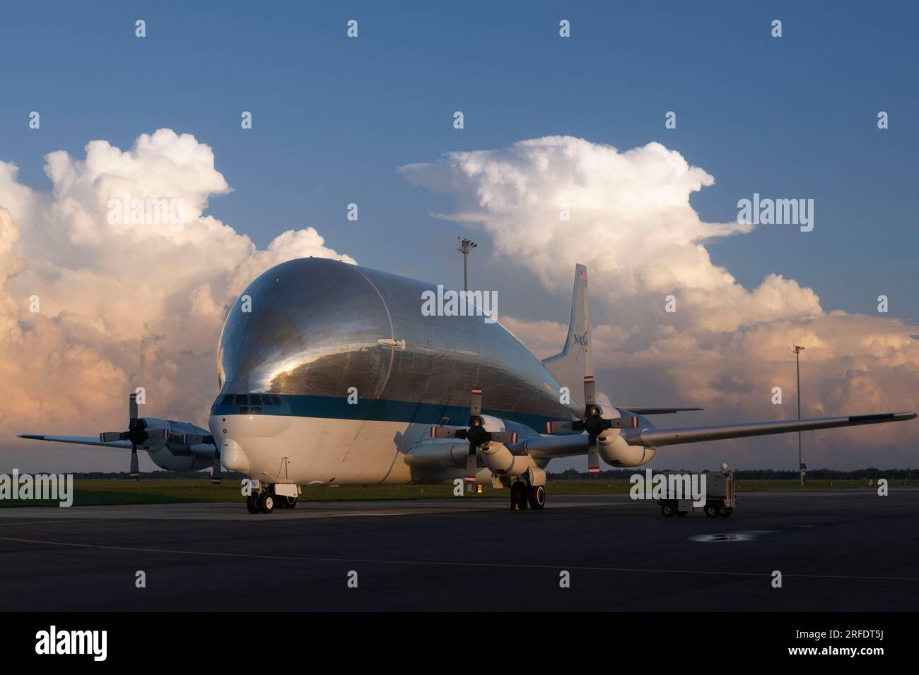 L’avion cargo à turbine B-377-SGT Super GuppY de la NASA, du Lyndon B. Johnson Space Center, Houston, Texas, est assis sur la ligne de vol de la base aérienne MacDill, Floride, le 1 août 2023. Le Super GuppY a une aire de chargement de 25 pieds de diamètre et de 111 pieds de long. La taille de l'avion cargo a été conçue dans les années 1960 spécifiquement pour supporter des charges surdimensionnées, comme les sections de carrosserie de la fusée Saturn V. (ÉTATS-UNIS Photo Air Force par l'aviateur senior Jessica Do) Banque D'Images