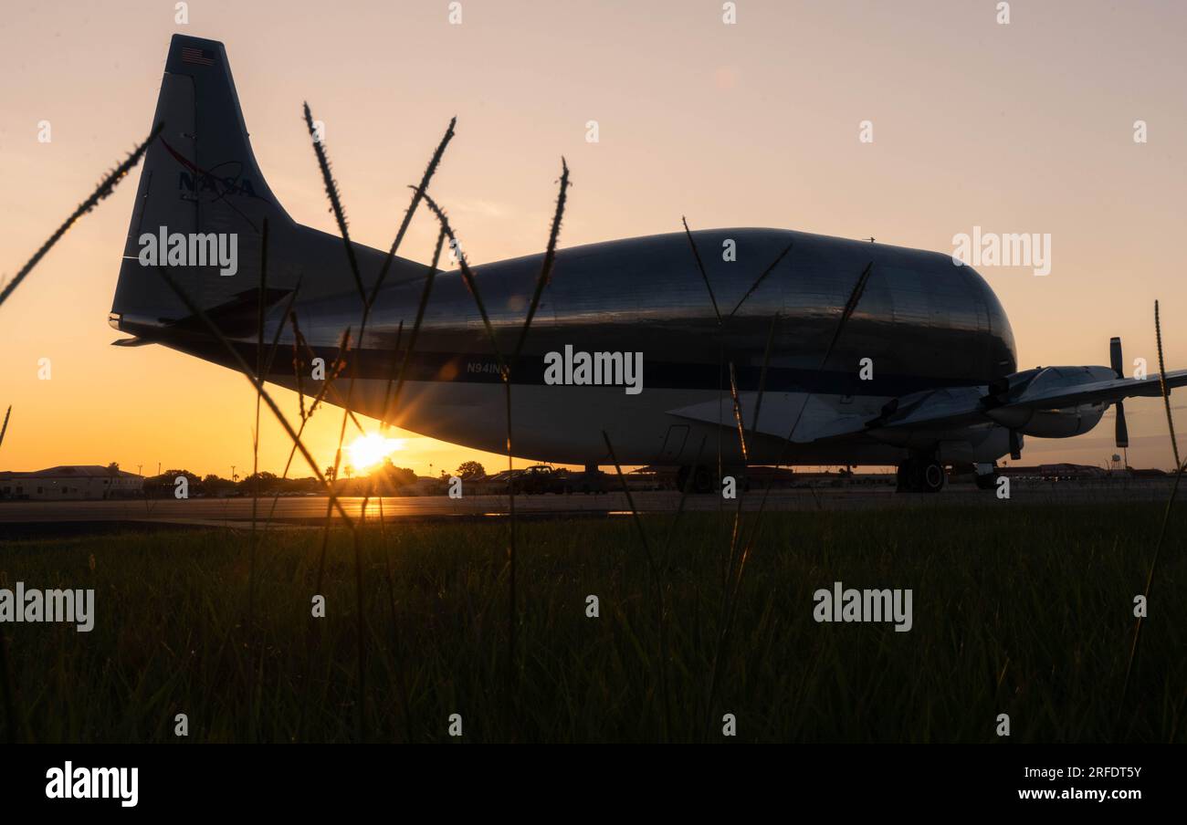 L’avion cargo à turbine B-377-SGT Super GuppY de la NASA, du Lyndon B. Johnson Space Center, Houston, Texas, est assis sur la ligne de vol de la base aérienne MacDill, Floride, le 1 août 2023. Le Super GuppY a une aire de chargement de 25 pieds de diamètre et de 111 pieds de long. La taille de l'avion cargo a été conçue dans les années 1960 spécifiquement pour supporter des charges surdimensionnées, comme les sections de carrosserie de la fusée Saturn V. (ÉTATS-UNIS Photo Air Force par l'aviateur senior Jessica Do) Banque D'Images