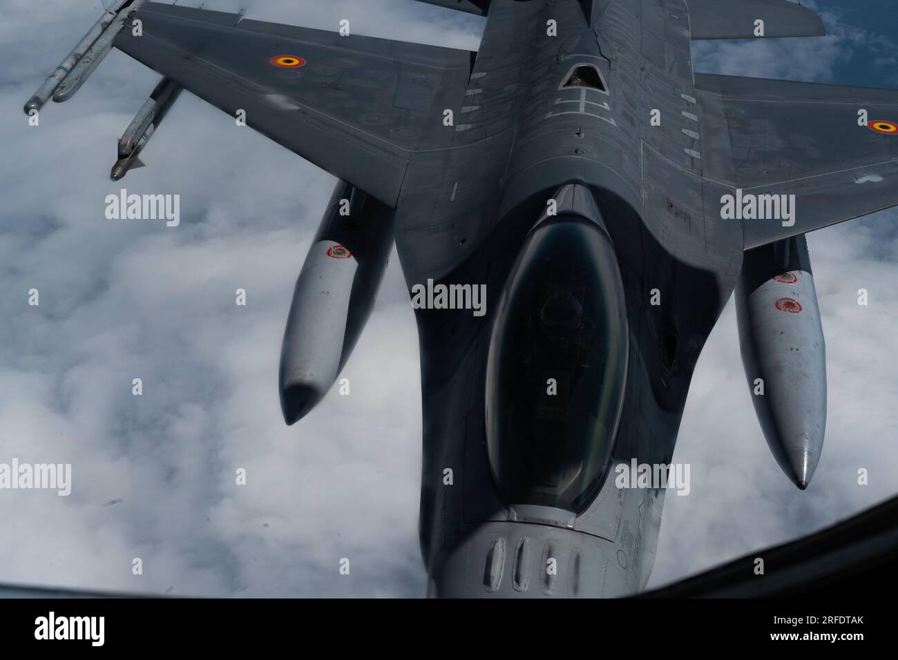 Un F-16 de l'armée de l'air belge vole au-dessus de la mer du Nord le 25 juillet 2023. Le 93e escadron de ravitaillement en vol expéditionnaire fournit le ravitaillement en vol des avions belges lors d'une mission de routine. (ÉTATS-UNIS Photo de la Force aérienne par le sergent d'état-major Allison Payne) Banque D'Images