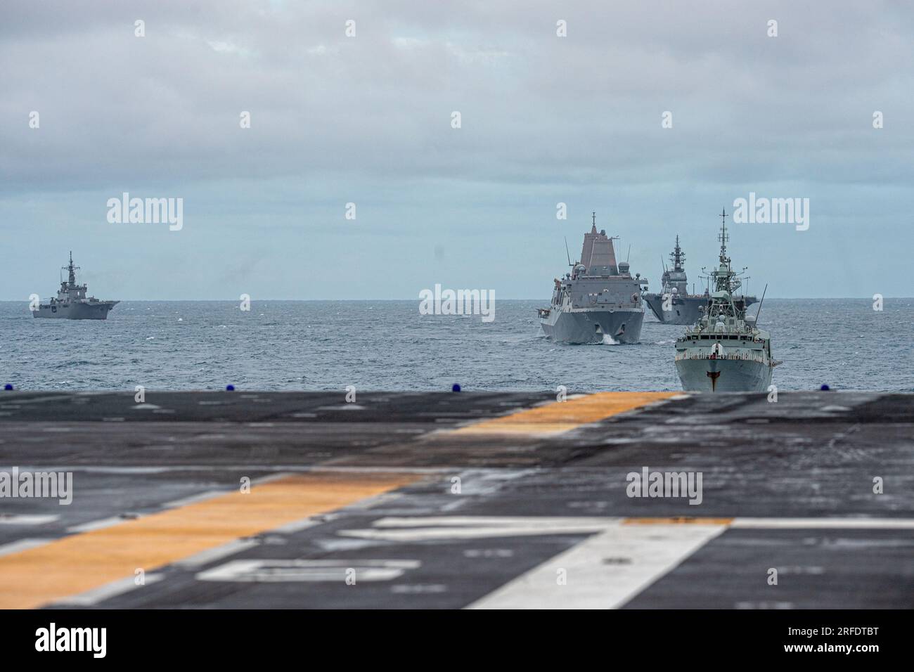 MER DE CORAIL (24 juillet 2023) de l'avant vers l'arrière, NCSM Montréal (FFGHM 336), USS Green Bay (LPD 20), JS Izumo (DDH 183), Et JS Shimokita (LST 4002), vapeur en formation derrière le porte-avions amphibie USS America (LHA 6) déployé à l'avant au cours de l'exercice Talisman Sabre, alors qu'il se dirigeait dans la mer de Corail, juillet 24. America, navire de tête de l'America Amphibious Ready Group, opère dans la zone d'opérations de la 7e flotte américaine. La 7e flotte américaine est la flotte américaine La plus grande flotte numérotée déployée à l’avant de la Marine et interagit et opère régulièrement avec les alliés et les partenaires pour préserver un Indo-P libre et ouvert Banque D'Images