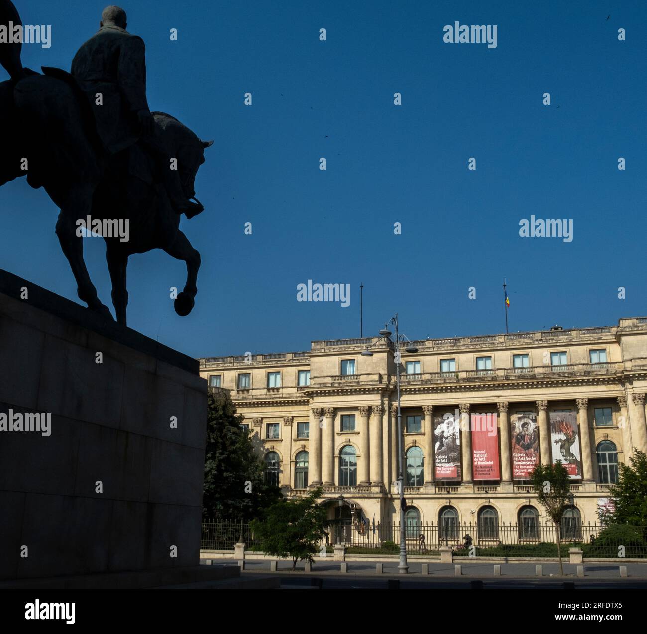 Statue du roi Carol devant le Musée national d'art. Bucarest, Roumanie Banque D'Images