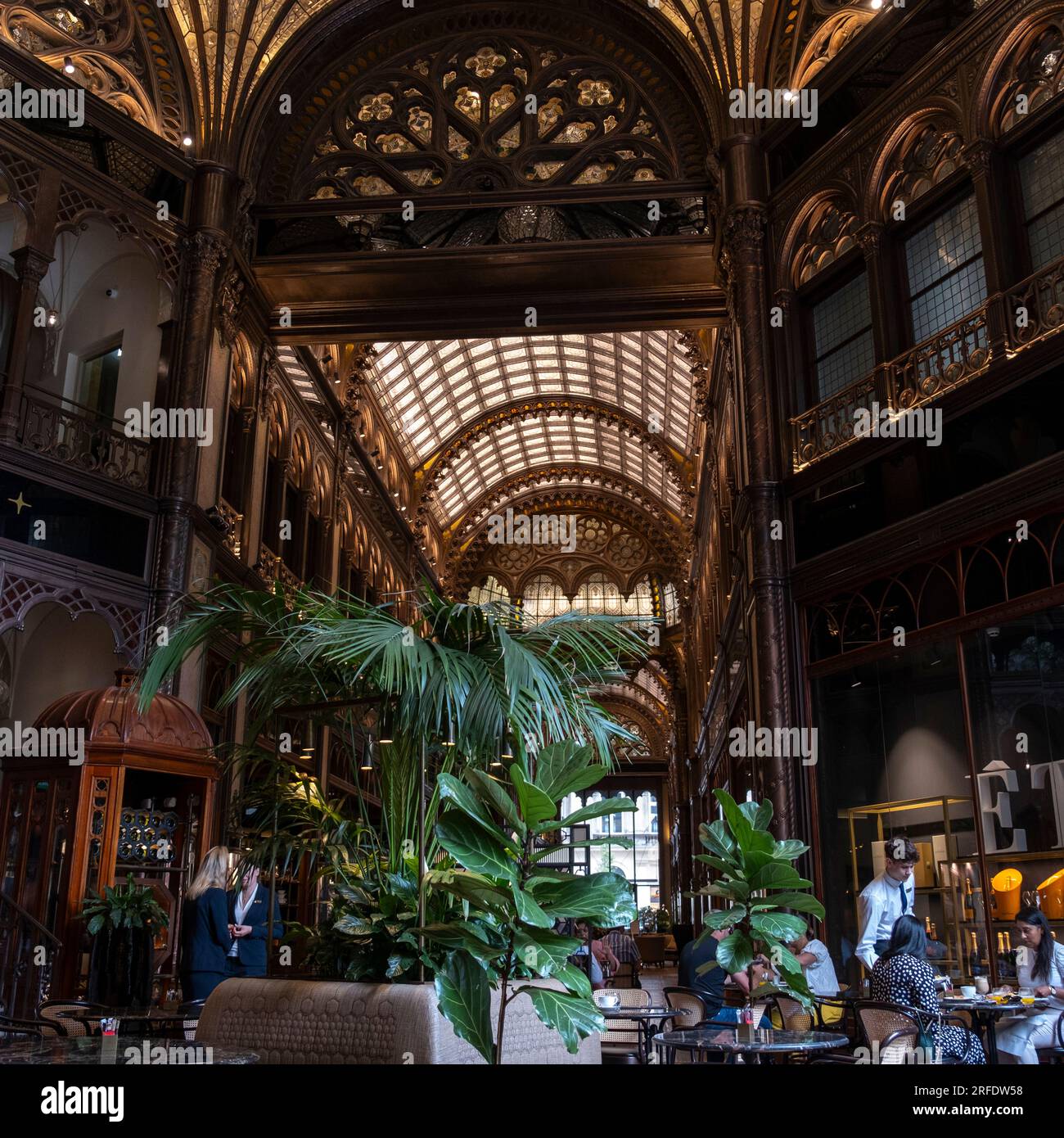 Clients au café de l'hôtel Parisi Udvar à Pesti, Budapest, Hongrie. Banque D'Images