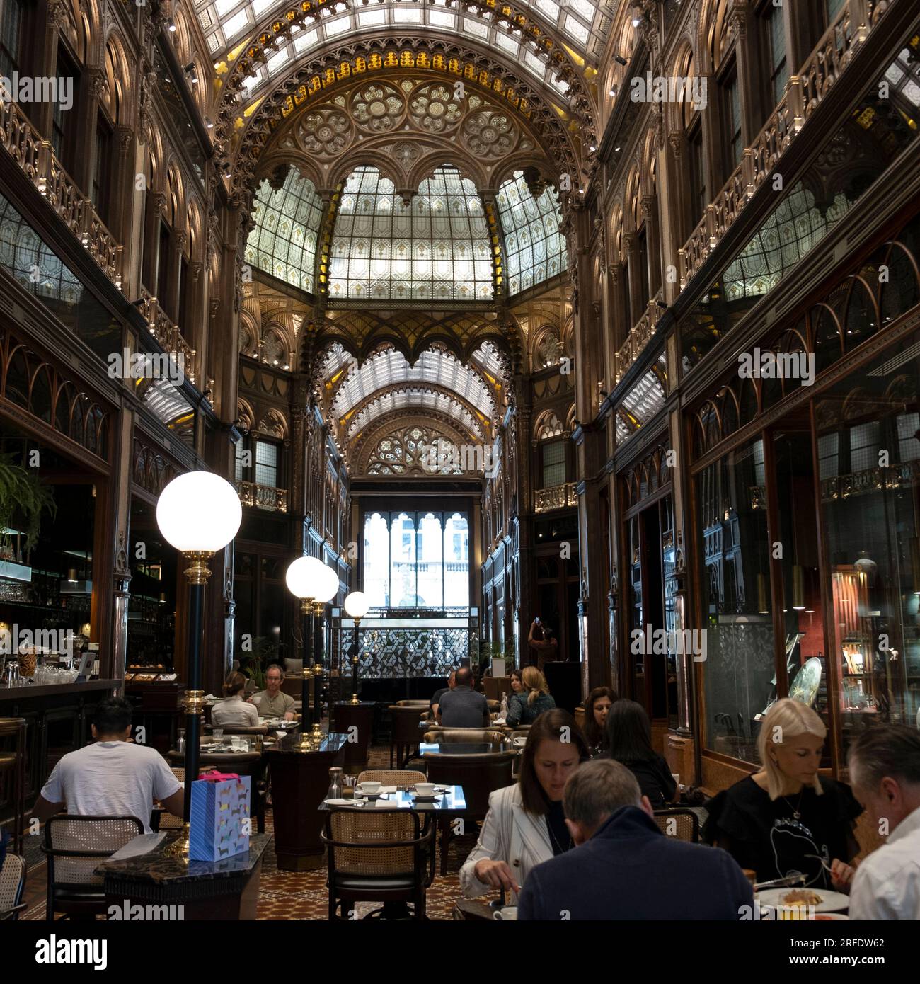 La salle de petit déjeuner de l'Hôtel Parisi Udvar à Pest, Budapest, Hongrie. Banque D'Images