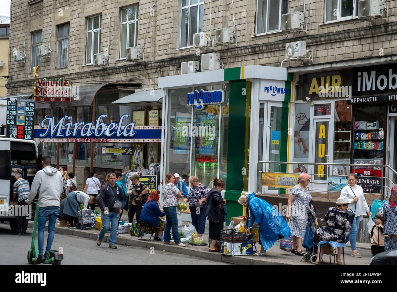 Un marché de rue dans le centre de Chișinău, Moldavie Banque D'Images