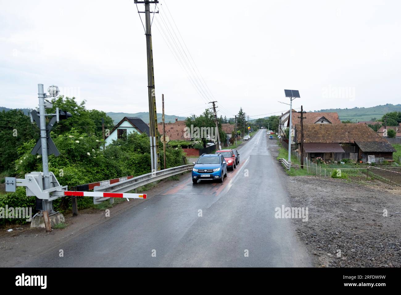 Les voitures se sont arrêtées à un passage à niveau en Transylvanie, Roumanie Banque D'Images