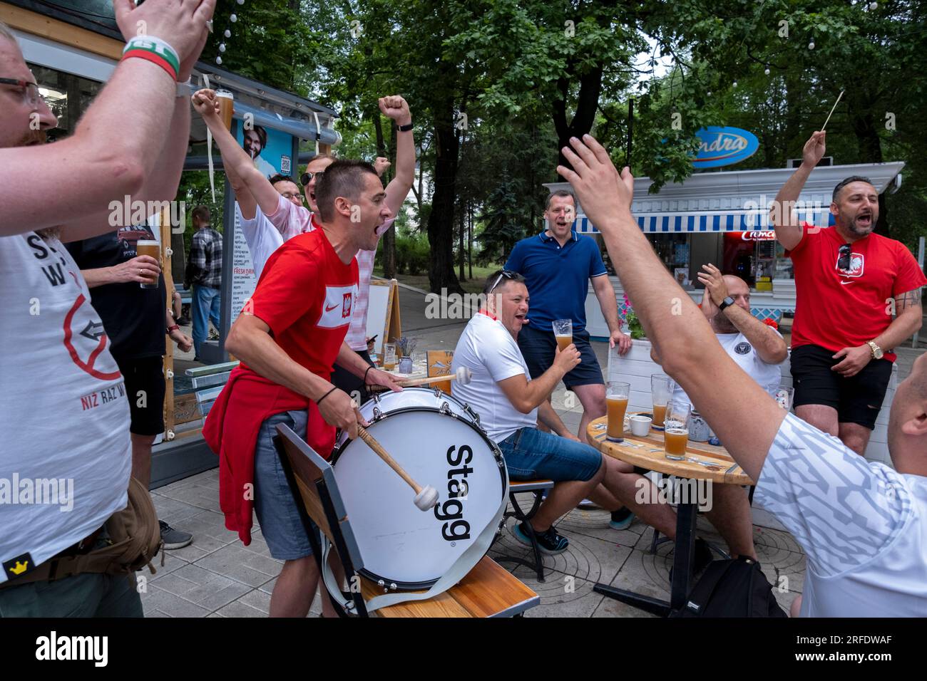 Les fans de football de Cathedral Park célèbrent une victoire polonaise au football. Chișinău, Moldavie Banque D'Images