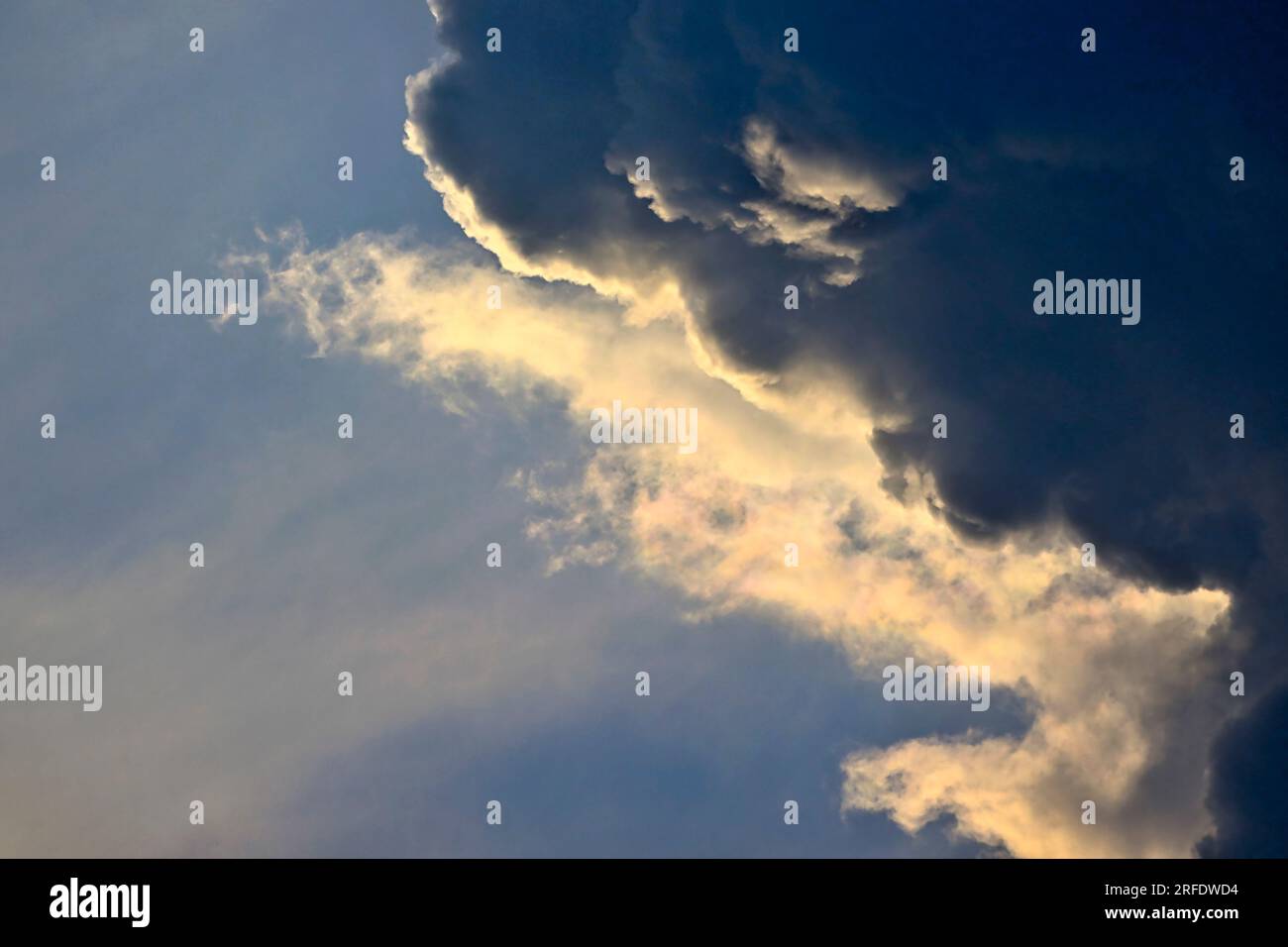 Un nuage de tempête rétroéclairé dans le ciel du soir dans les régions rurales de l'Alberta au Canada Banque D'Images