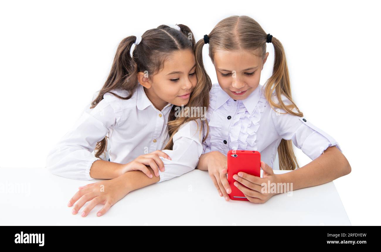 écoliers faisant selfie en classe. retour à l'école. filles enfants ayant le temps de selfie. amis de l'école blogeant et prenant selfie avec le téléphone Banque D'Images