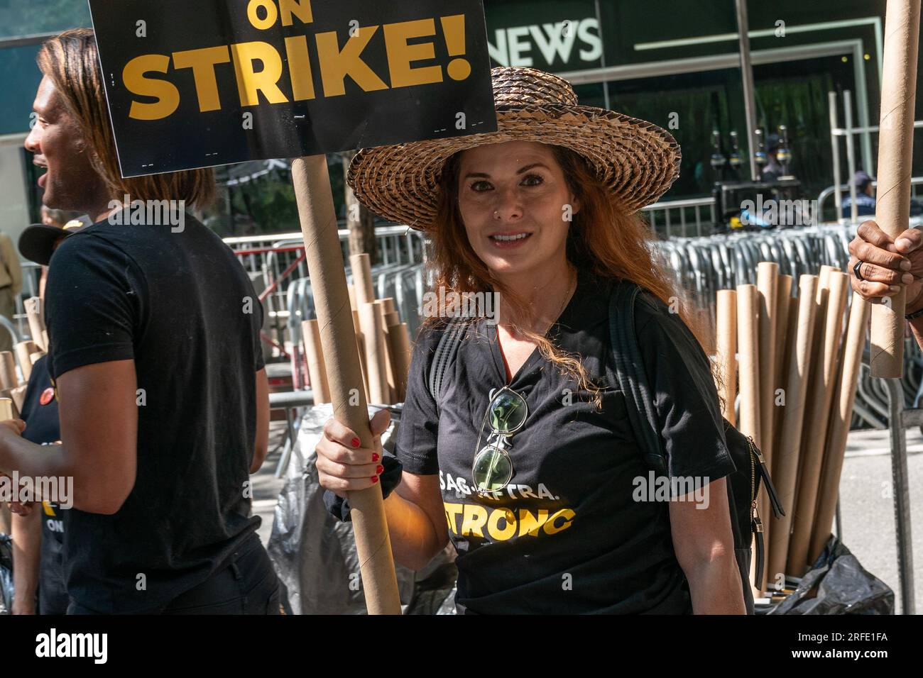 Deborah Messing s'est jointe à la ligne de piquetage des grévistes de WGA et SAG-AFTRA devant le siège de NBCUniversal à New York le 2 août 2023 Banque D'Images